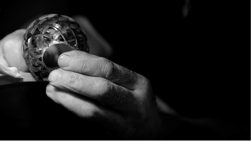 Craftsmanship photo, crystal cut