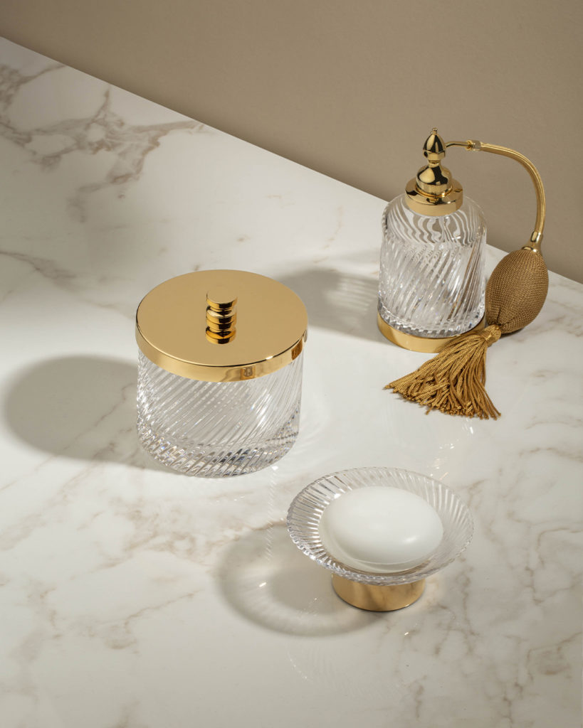 Vaporisateur de parfum, pot à coton et coupe à savon, présentés en finition Doré Brillant