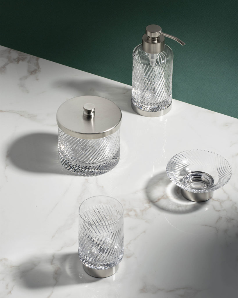 Distributeur de savon liquide, pot à coton, coupe à savon et verre, présentés en finition Nickel Mat