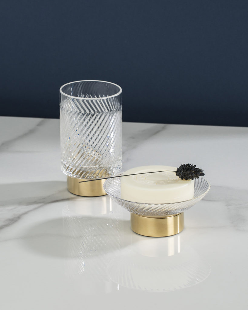 Verre et coupe à savon Infini, présentés en finition Or Pâle Mat
