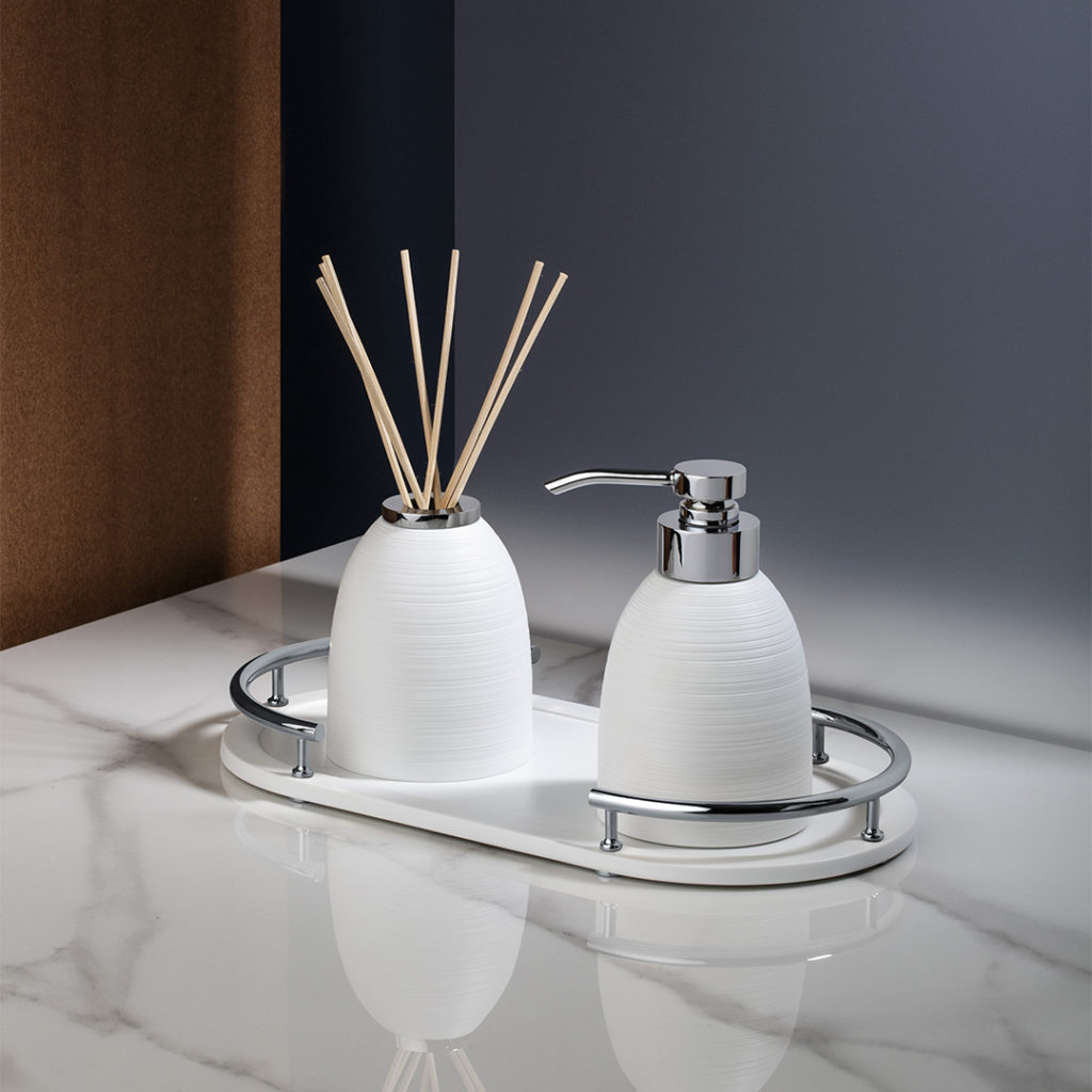Plateau, flacon et distributeur de savon liquide Hémisphère, présentés en finition Chrome Brillant