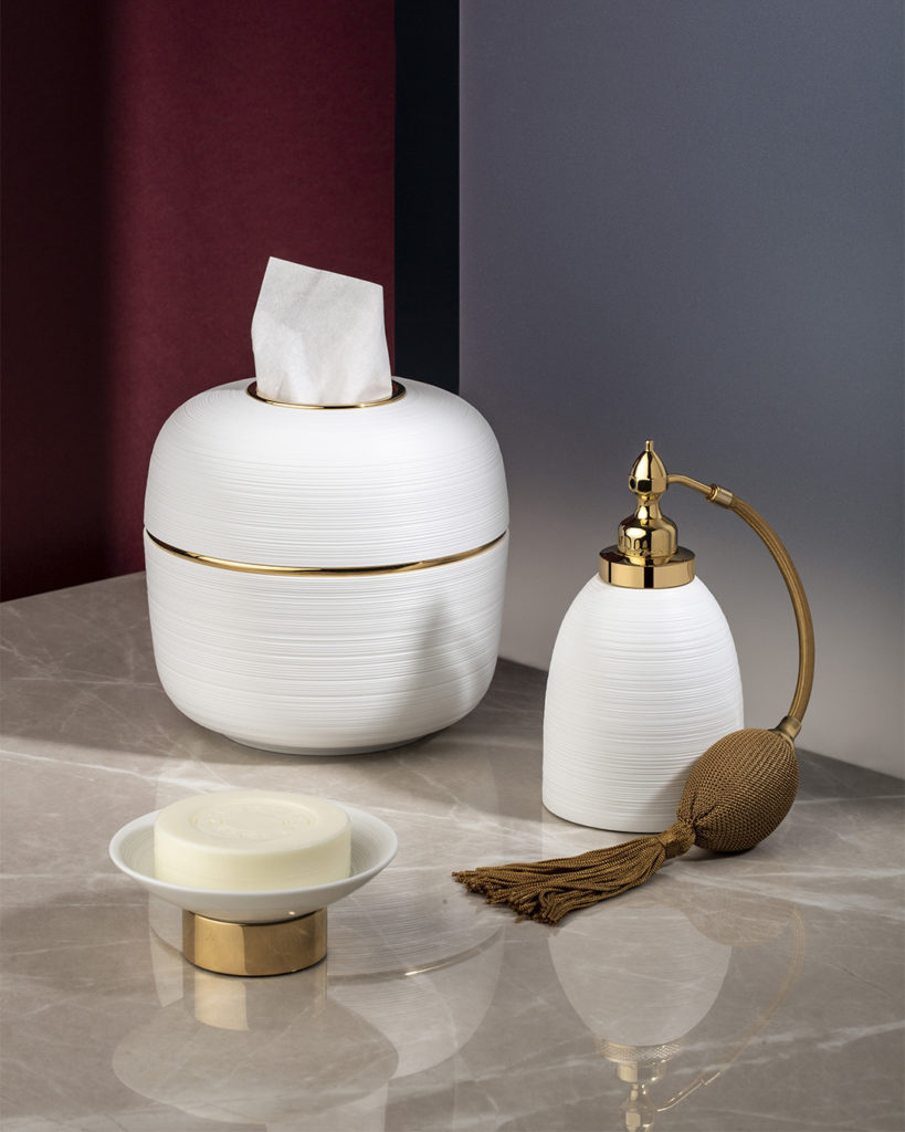 Boîte à mouchoirs, vaporisateur de parfum et coupe à savon Hémisphère, présentés en finition Doré Brillant