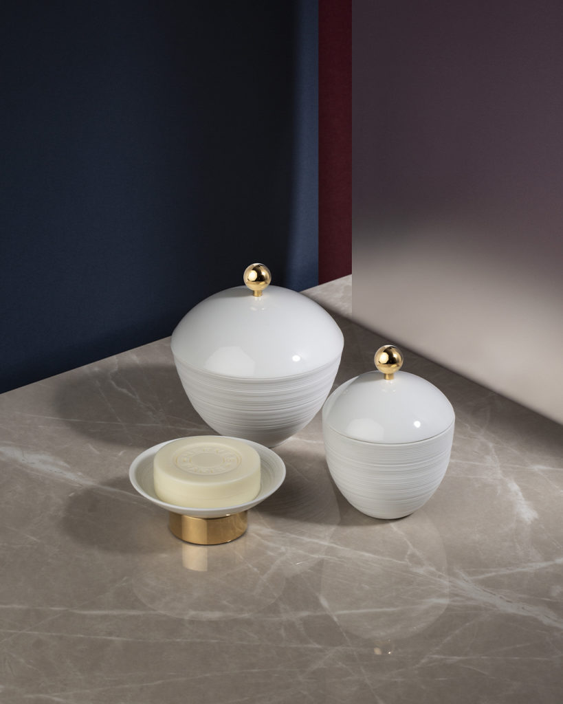 Pots à coton PM et GM, et coupe à savon Hémisphère, présentés en finition Doré Brillant