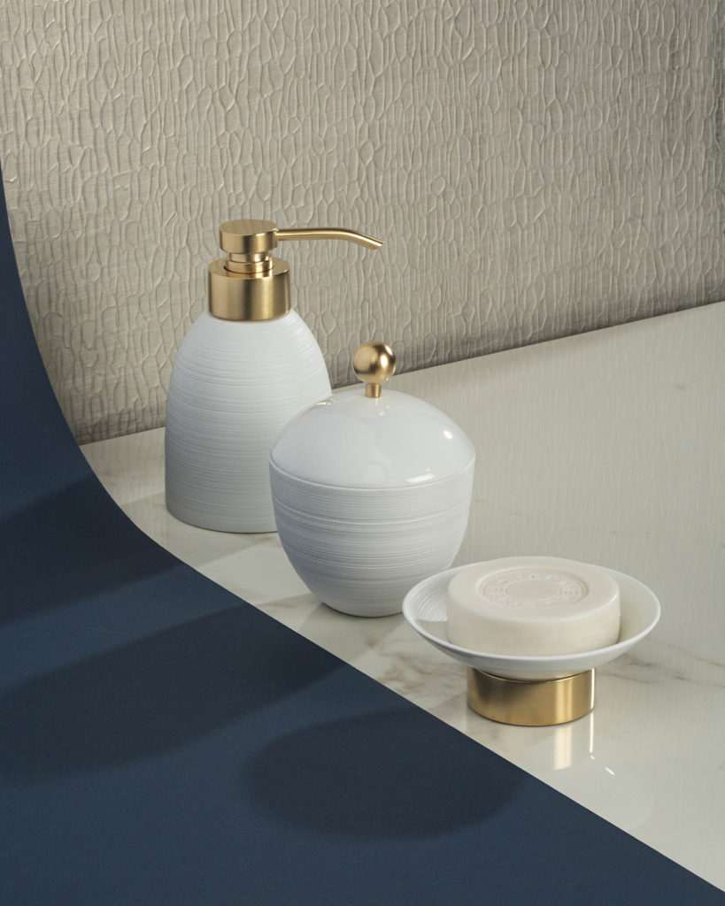 Distributeur de savon liquide, pot à coton PM et coupe à savon Hémisphère, présentés en finition Or Pâle Mat