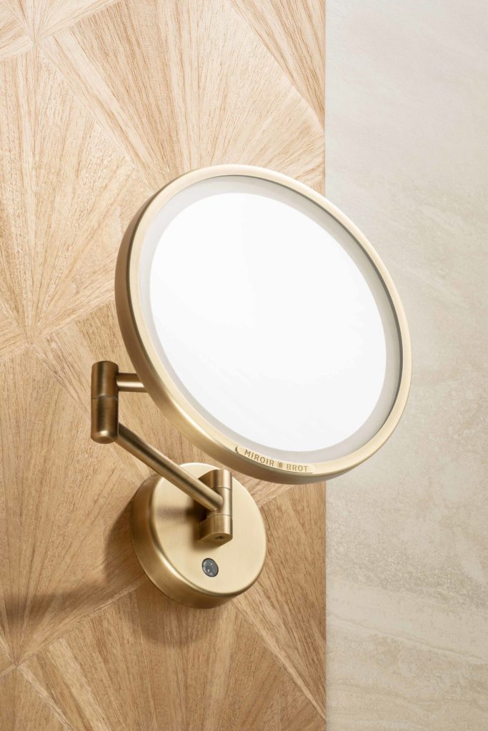 Intemporel wall-mounted mirror with articulated arm, in Matt Antique Brass finish